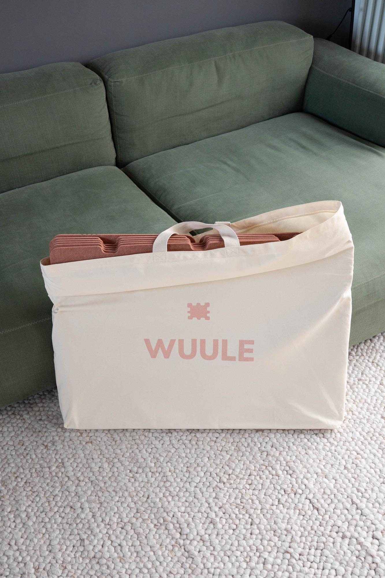 Platzsparende Aufbewahrungstasche aus Baumwolle für das Wuule Spielhaus. Leichtes Verstauen der Filzplatten.