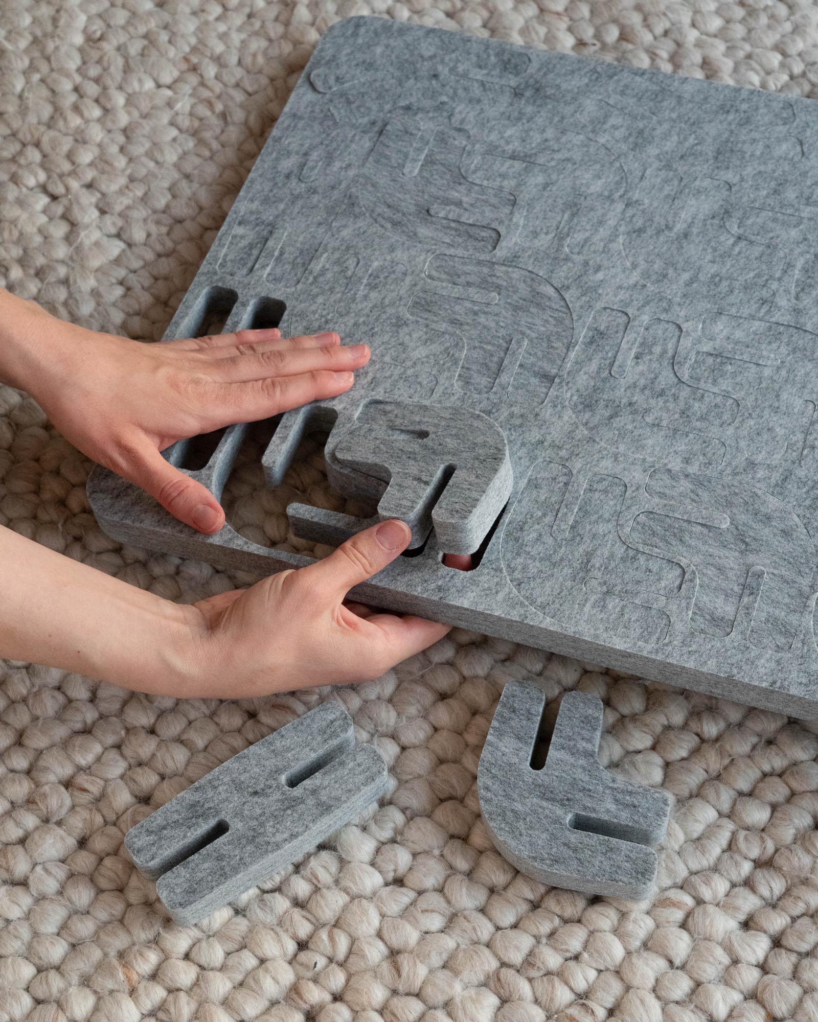 Detailansicht Aufbau Schritt 1: Vorbereitung der leichten Filzplatten und Verbinder.