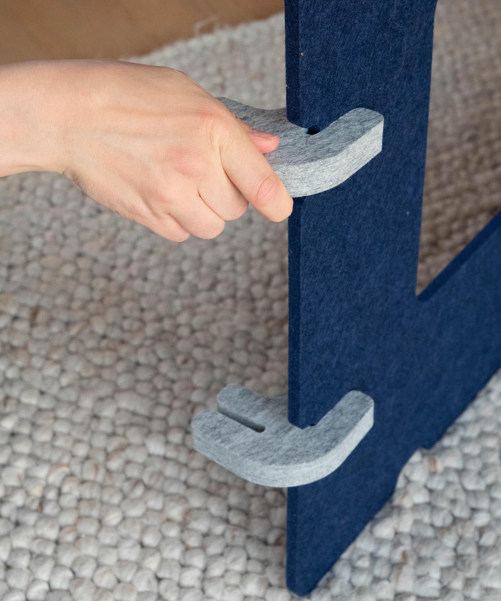 Detailansicht Aufbau Schritt 2: Einsetzen der Verbinder. Kinderleichter Aufbau ohne Werkzeug.