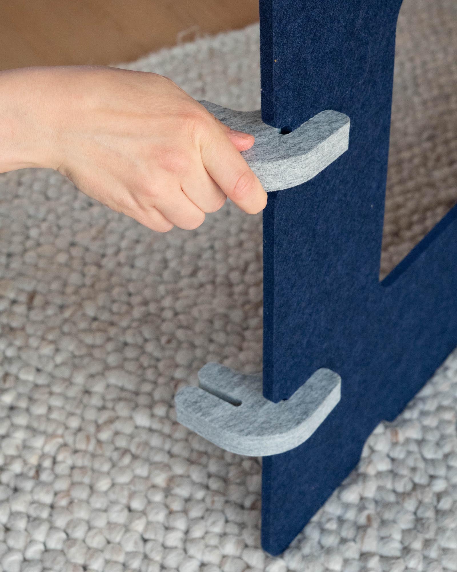 Detailansicht Aufbau Schritt 2: Einsetzen der Verbinder. Kinderleichter Aufbau ohne Werkzeug.