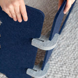 Detailansicht Aufbau Schritt 3: Zusammenfügen der Filzplatten durch das patentierte Stecksystem.