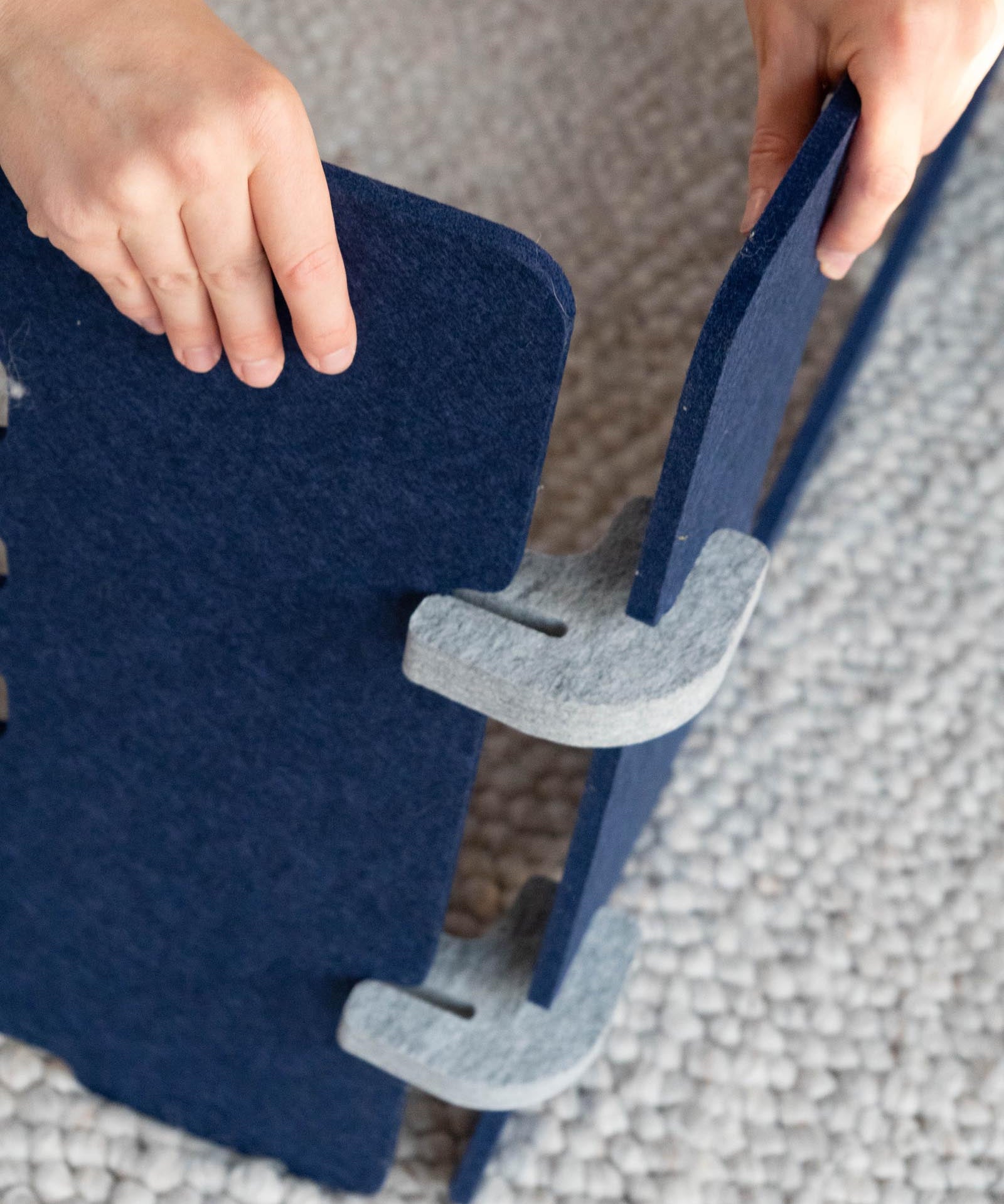 Detailansicht Aufbau Schritt 3: Zusammenfügen der Filzplatten durch das patentierte Stecksystem.