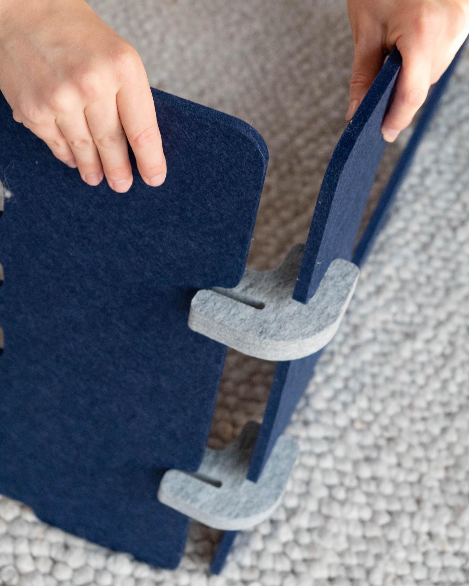 Detailansicht Aufbau Schritt 3: Zusammenfügen der Filzplatten durch das patentierte Stecksystem.