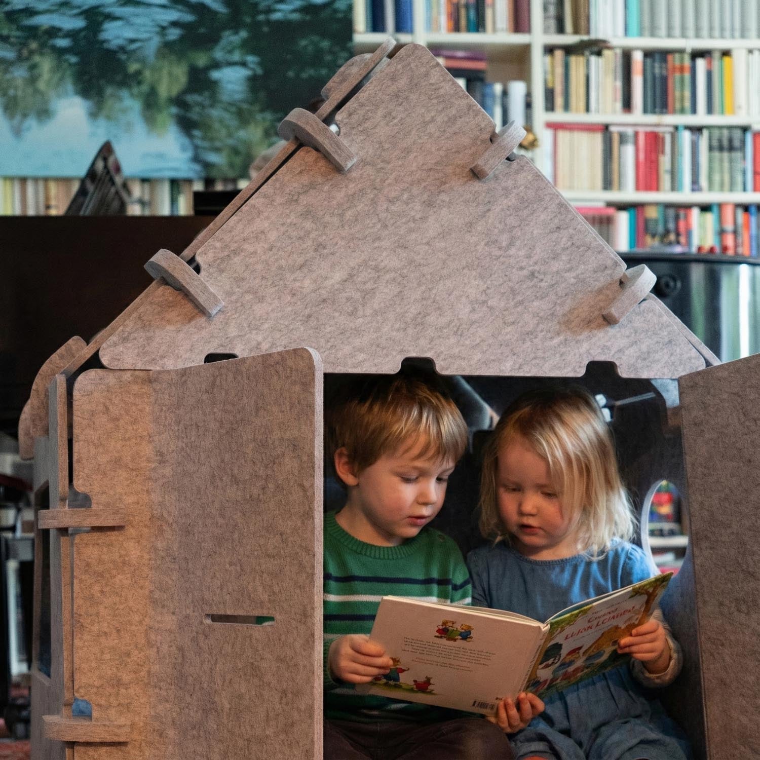 Rückzugsort im Kinderzimmer: Kind liest in der gemütlichen Kuschelhöhle aus warmem Filz.