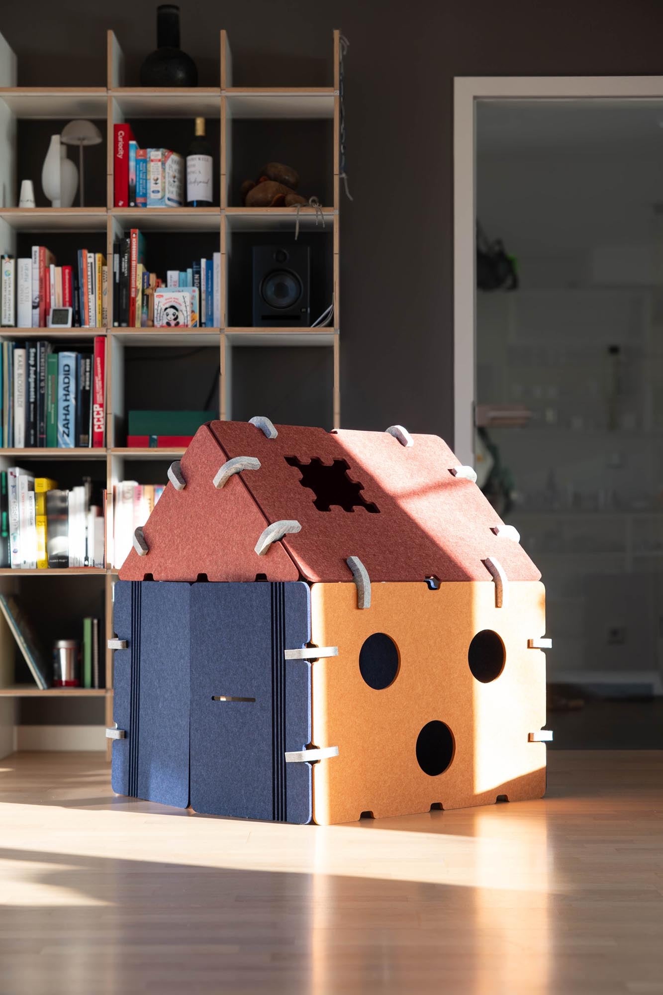 Buntes modulares Spielhaus für drinnen. Pädagogisch wertvolles Spielzeug aus weichem Filz.